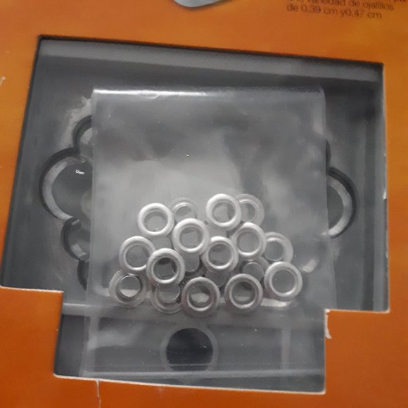 Fiskars Tag Maker Punch with Eyelet Setter - Picture 6 of 6